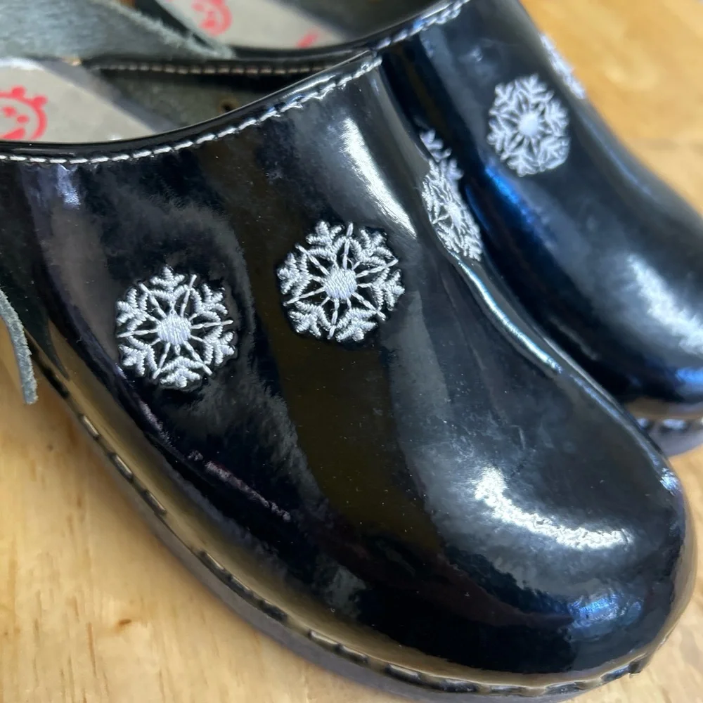 Black Slippers with Comfortable Footbed and‎ Open Back